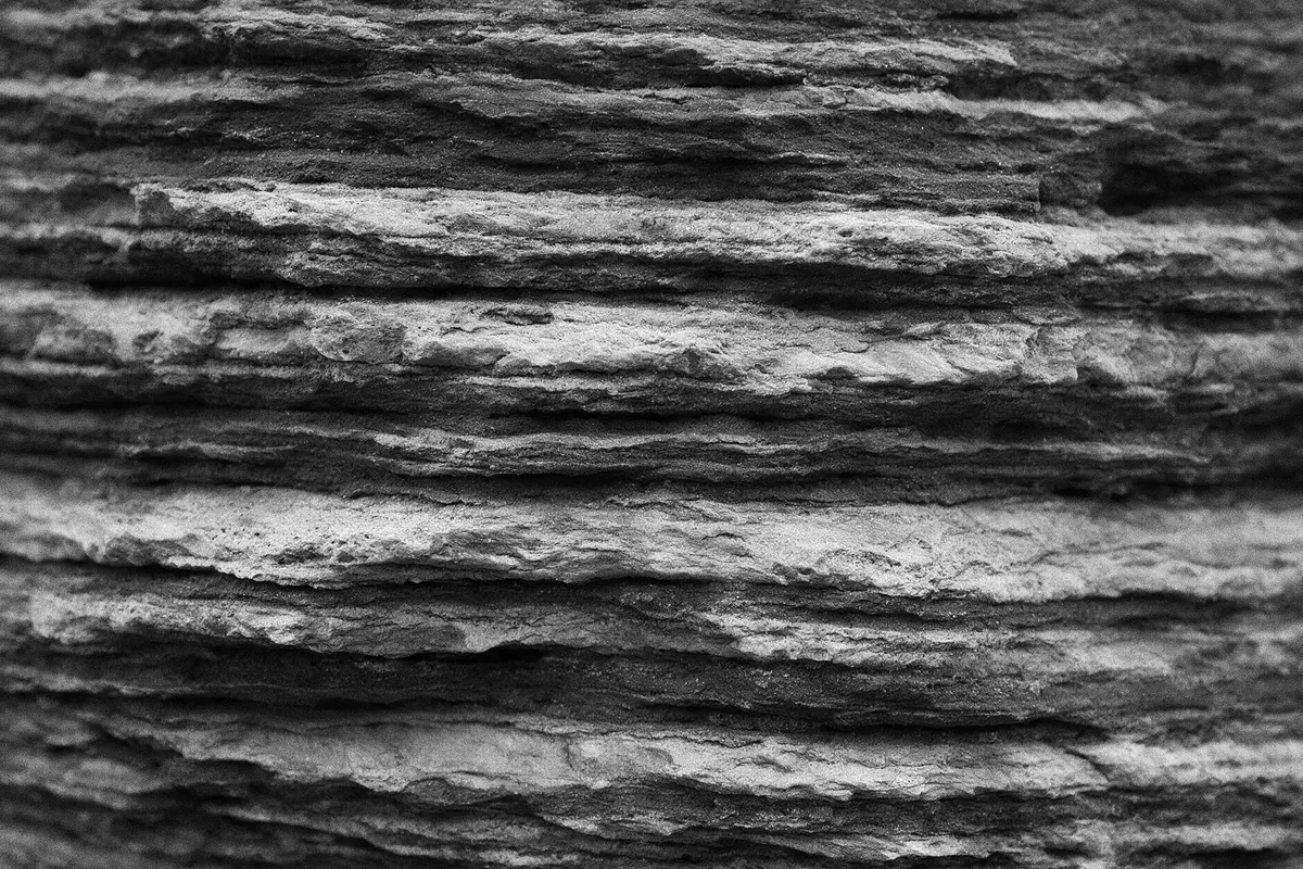 Estratos de roca sedimentaria en blanco y negro apilados horizontalmente